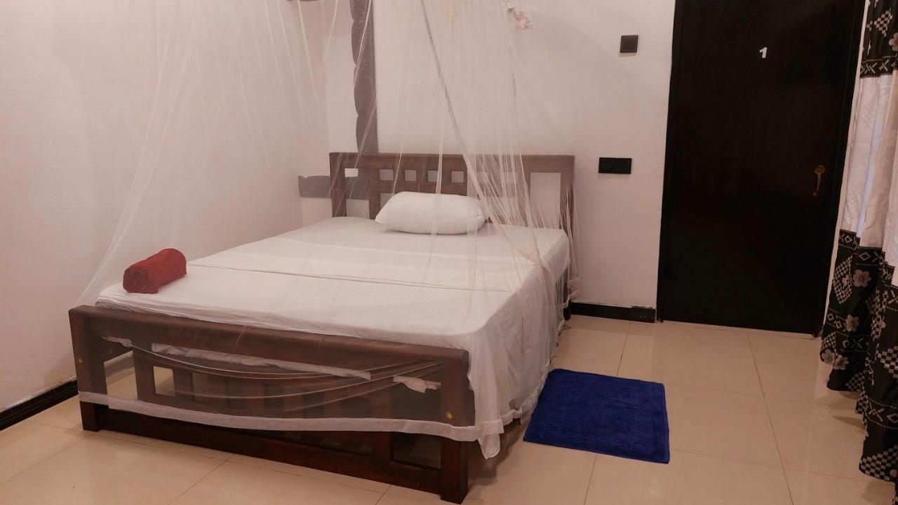 Bandulas Beach House Hikkaduwa Bagian luar foto