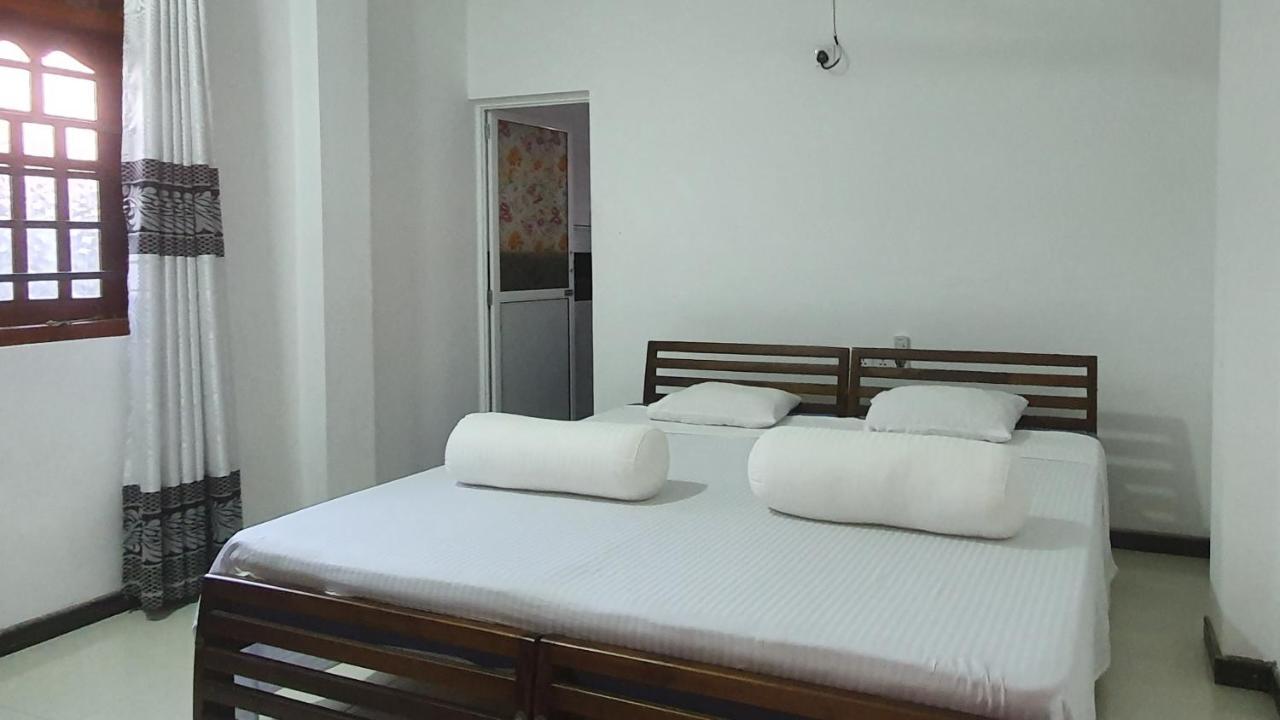 Bandulas Beach House Hikkaduwa Bagian luar foto