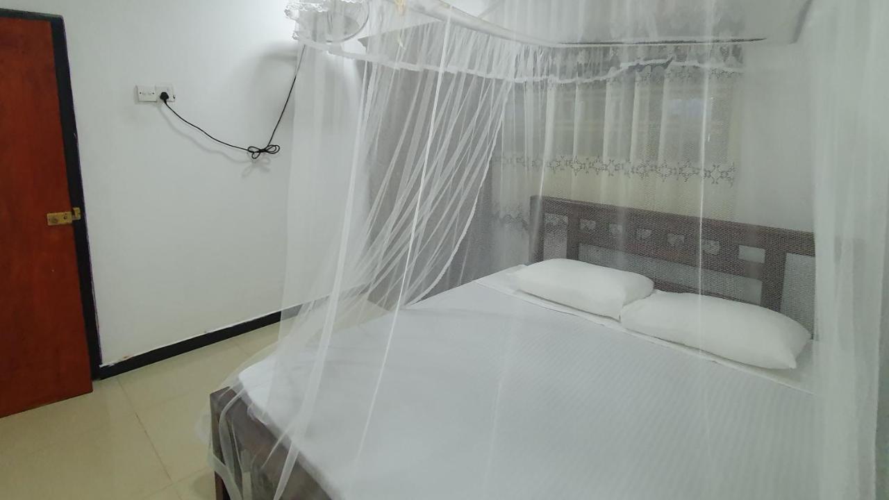 Bandulas Beach House Hikkaduwa Bagian luar foto