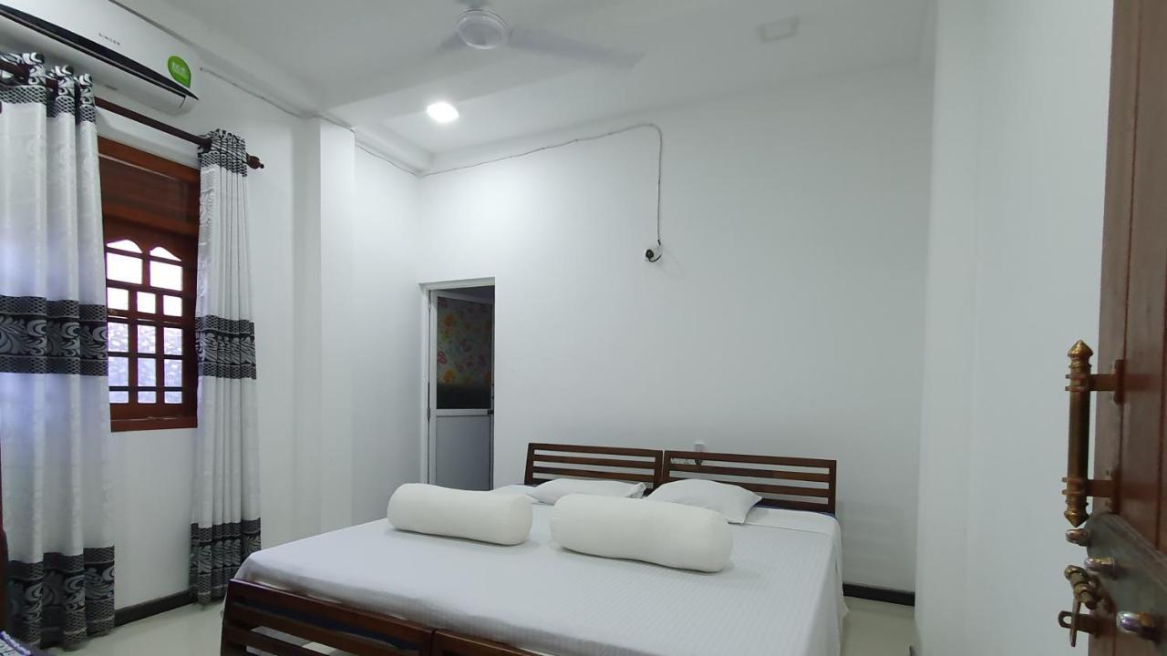 Bandulas Beach House Hikkaduwa Bagian luar foto