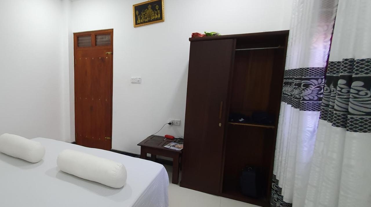Bandulas Beach House Hikkaduwa Bagian luar foto