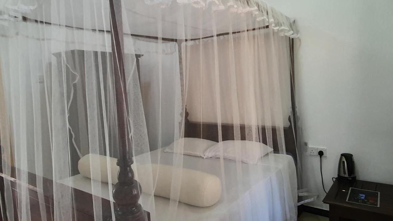Bandulas Beach House Hikkaduwa Bagian luar foto