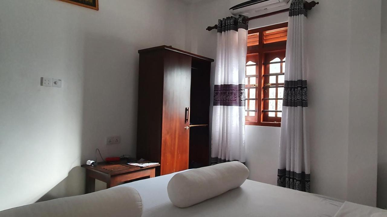 Bandulas Beach House Hikkaduwa Bagian luar foto